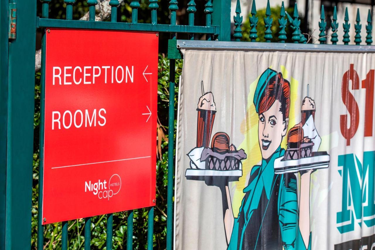 Nightcap At High Flyer Hotel Банкстаун Екстериор снимка